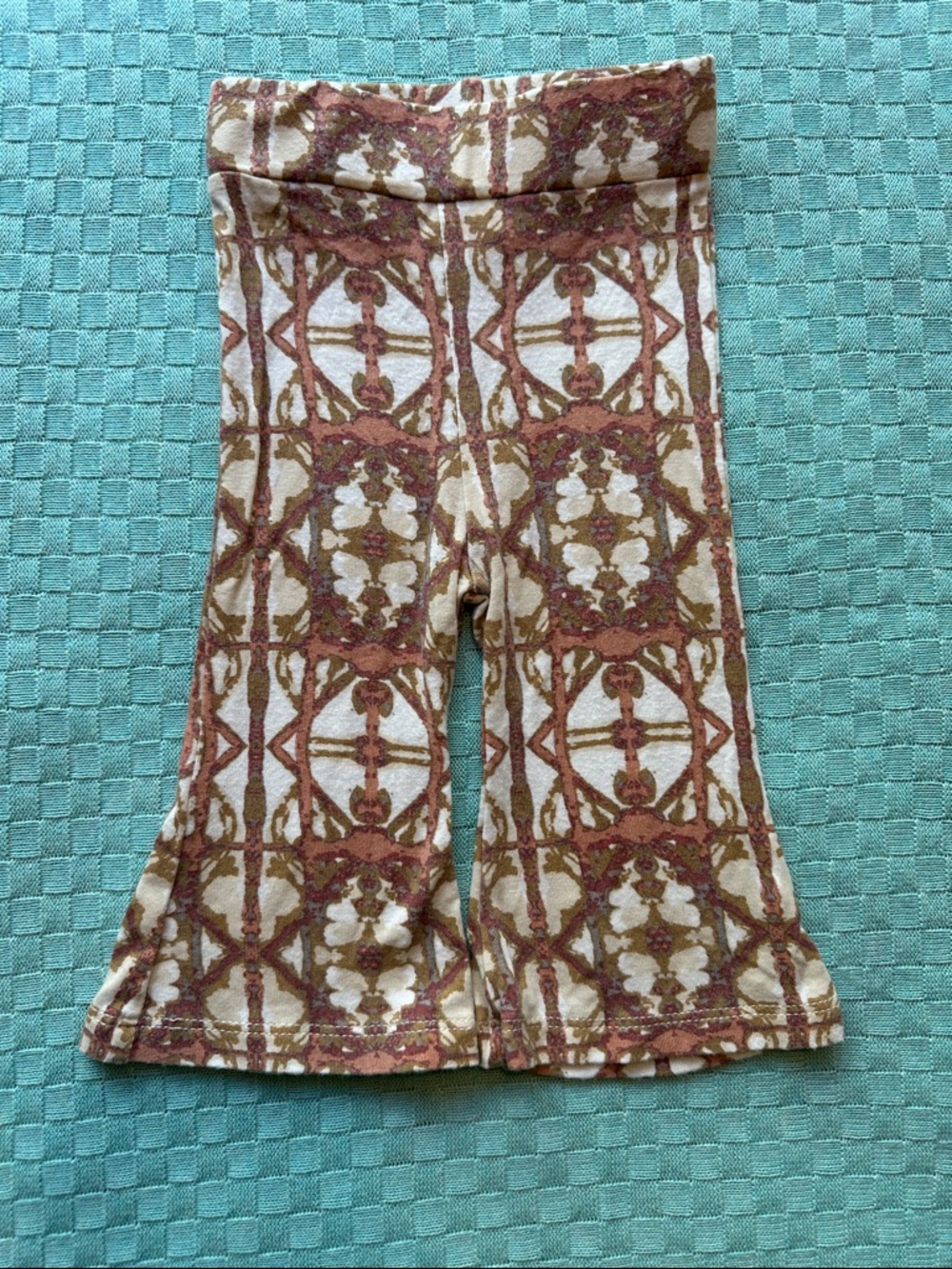 Kate Quinn tiny baby flare pants 🙀😍🙀